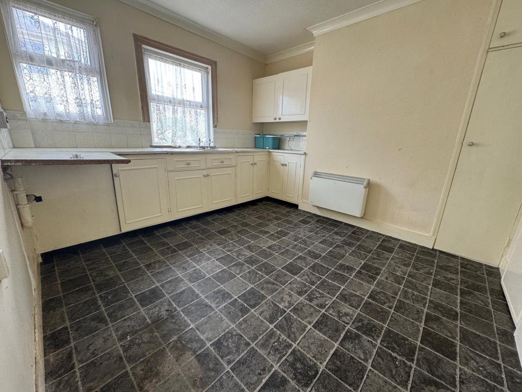 Lot: 46 - TWO-BEDROOM MAISONETTE FOR IMPROVEMENT - Kitchen/dining room